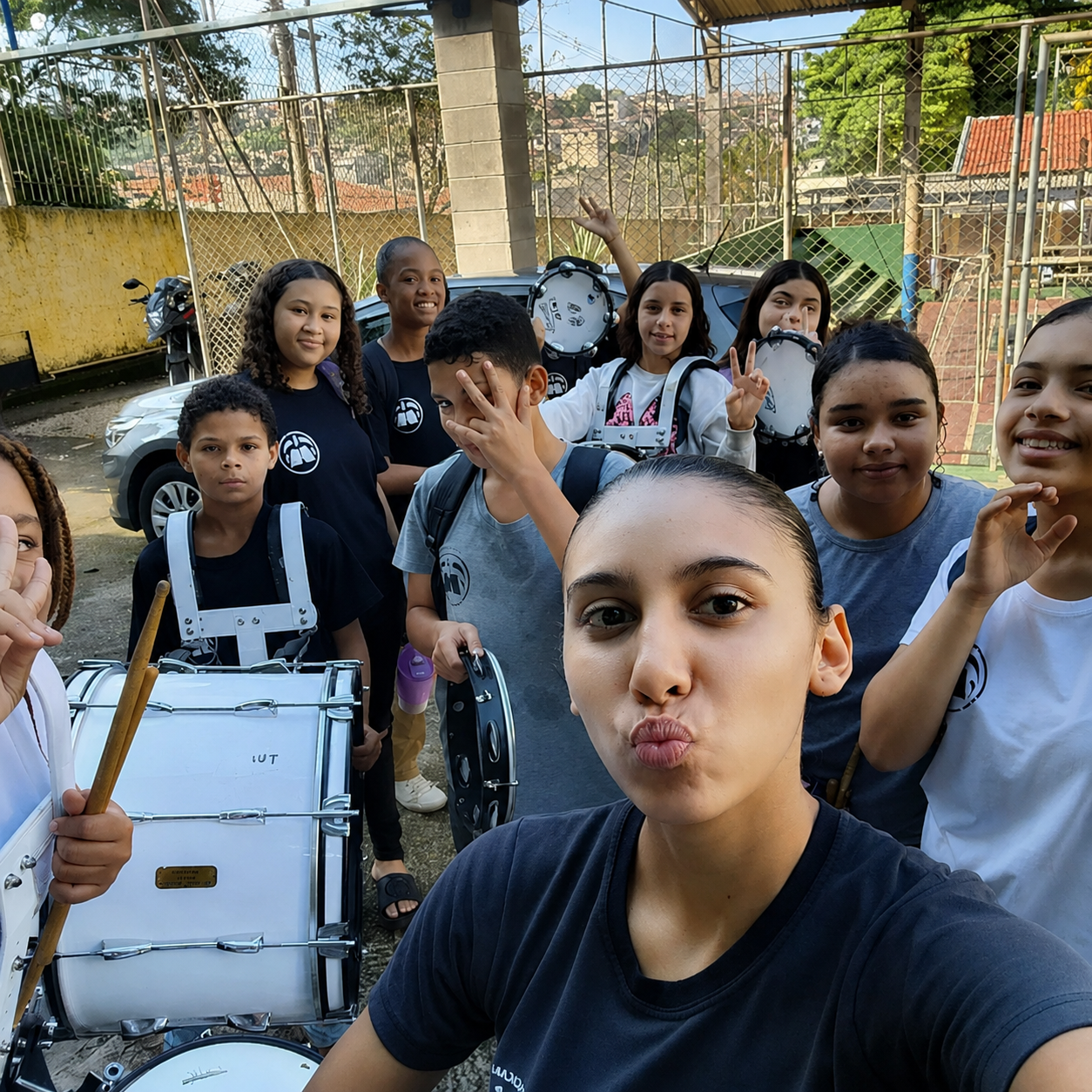 Grupo de crianças e jovens com instrumentos de percussão.