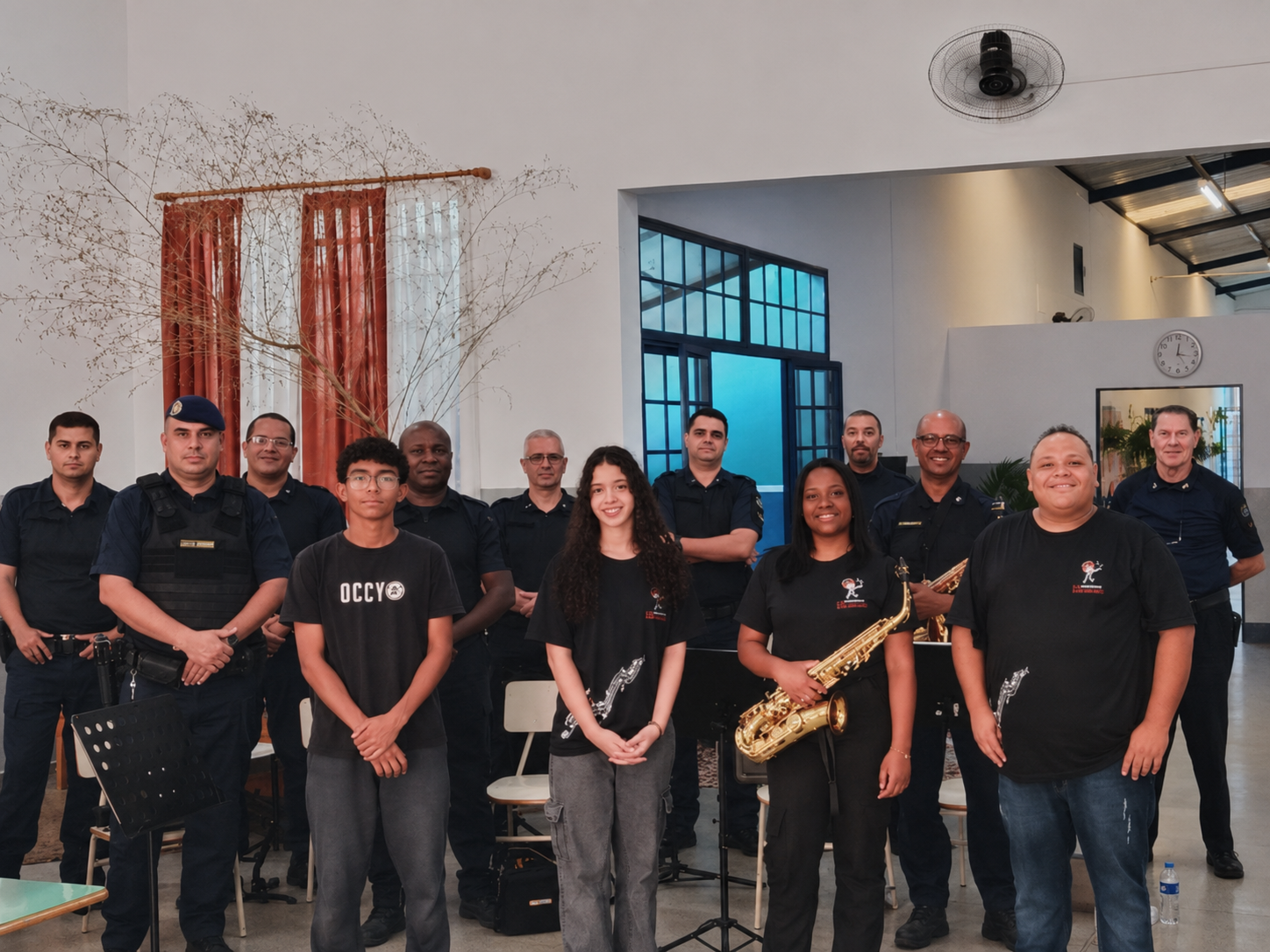 Grupo de alunos, músicos e apoiadores.